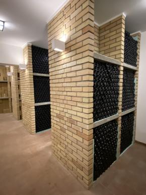 A palackos érlelés temperált, fénytől, rezgésektől és zajtól védett környezetben történik.